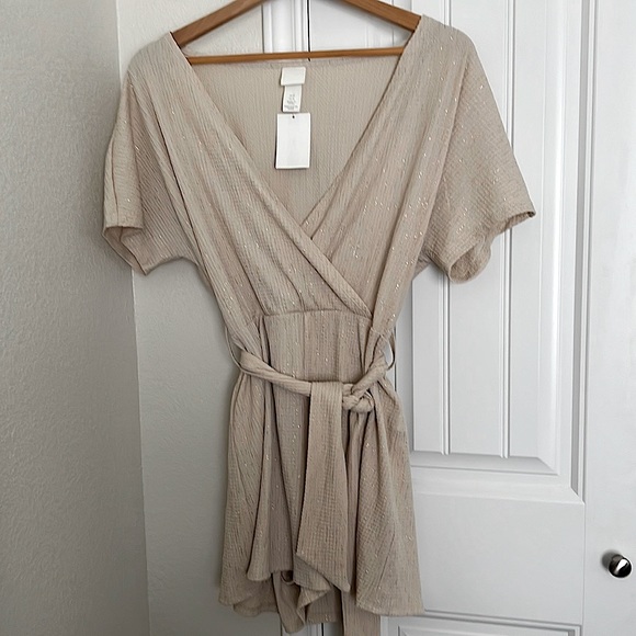 Sise medium short romper light tan with golden throughout. - Picture 1 of 2